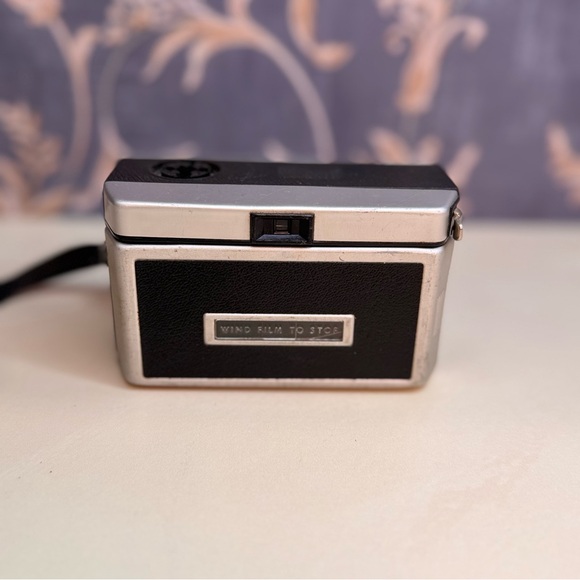 Vintage Estate 1960's Kodak Instamatic 104 Camera with Wrist Strap UNTESTED - Picture 4 of 13